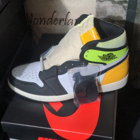 Air Jordan 1 retro high og white/black volt DS og all new in original box NIKE JORDAN 1 HIGH WHITE BLACK VOLT UNIVERSITY GOLD SIZE  main image 3